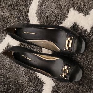 2/$15 Banana Republic sz 10 leather sole black peep toe shoes heels